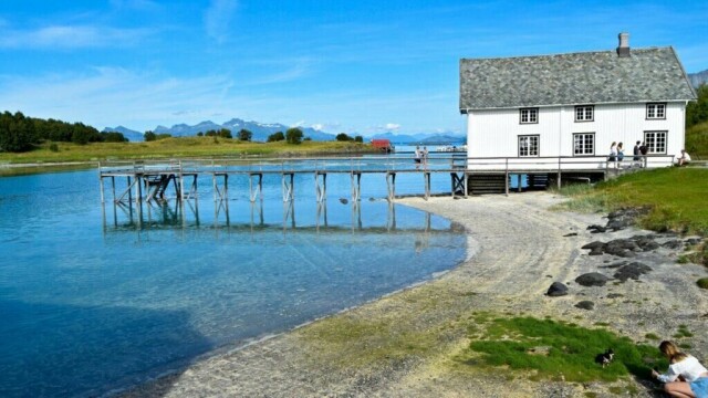 Kjerringøy har blitt et populært sted å reise til etter øya ble vist i det populære TV2-programmet «Hver gang vi møtes». Vi har samlet tre steder du kan overnatte på øya. Velg blant Kjerringøy Bryggehotell, Kjerringøy Rorbusenter og Kjerringøy Camping. (Foto: Kjerringoy.com)