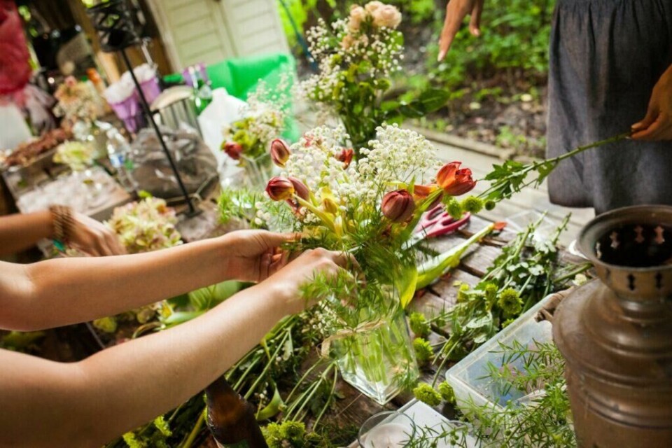Når du bestiller blomster vil blomsterbutikken hjelpe å lage en bukett eller dekorasjon som passer til anledningen. (Foto: Colourbox) Blomster som bindes til bukett i blomsterbutikken