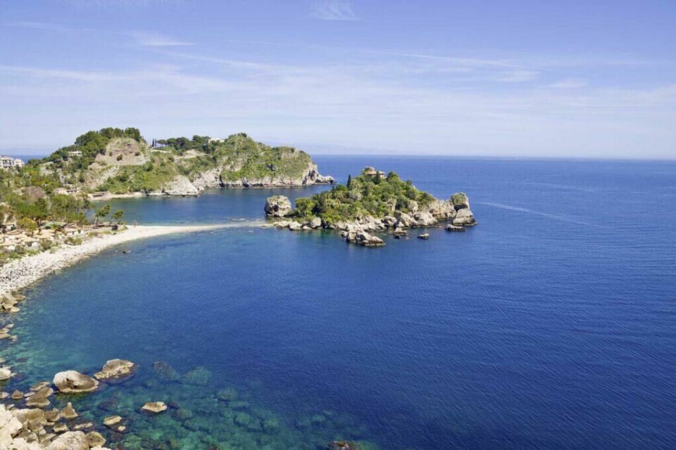 Det anerkjente reisemagasinet Codé Nast Traveller har kalt Sicilia for verdens beste ferieøy. (Foto: Apollo) Bilde av utstikker på øy i havet på vakre Sicilia.