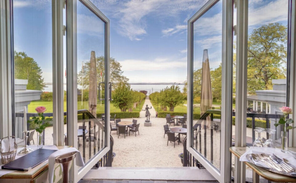 Hotel Refsnes Gods er kanskje ikke et typisk badehotell. Likevel, dette godset er vel verdt et besøk. Utsikt fra restaurant og balkong mot Oslofjorden på Hotel Refsnes Gods.