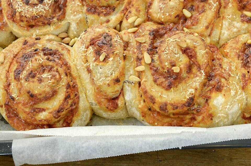 Pizzasnurrer er ukens gjærbakst. Disse gjør sxeg godt til både lunsj til skole og jobb eller som kveldsmat til store og små. (Foto: Frutimian.no) Ukesmeny: 7 middagstips fra Fru timian. Her avbildet: Pizzasnurrer