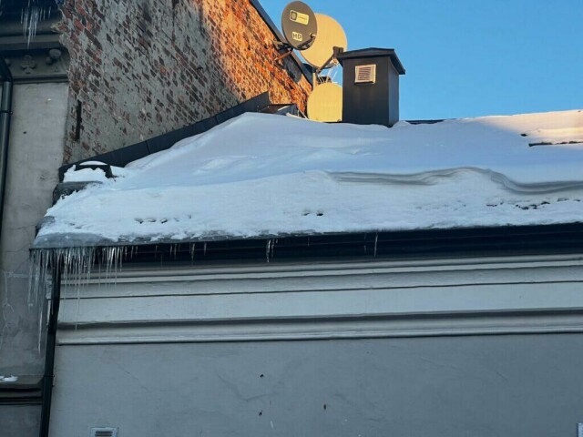 Visste du at om du ikke fjerner snø og is fra taket ditt kan det i verste fall føre til stort erstatningsansvar og fengselsstraffer? Anders Leisner fra Huseierne forteller hva reglene er! (Foto: Ole Aaknes / ABC Guider)