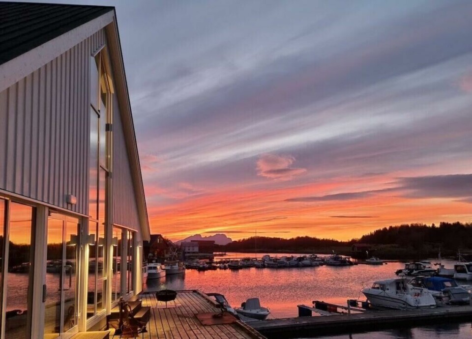 Kjerringøy Bryggehotell har de siste årene vært destinasjonen for «Hver gang vi møtes», og er et populært overnattingssted på øya. Vi har også samlet to andre populære overnattinger som Kjerringøy rorbusenter og Kjerringøy Camping. (Foto: Hotels.com) Bilde av Kjerringøy Bryggehotell i vakker solnedgang. Her finner du overnatting på Kjerringøy, blant annet Kjerringøy Bryggehotell som har blitt brukt i innspillingen til Hver gang vi møtes. Du finner også Kjerringøy rorbusenter og Kjerringøy Camping.