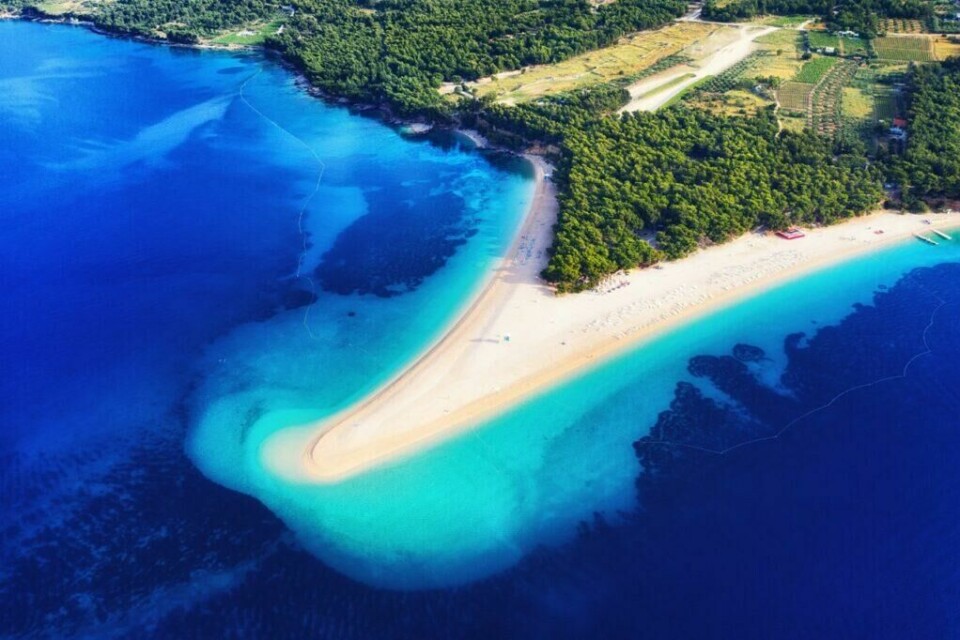 Foretrekker du hvite strender og blått hav er øya Brač hvor du finner den populære stranden Zlatni Rat en kort båttur unna Split. (Foto: Colourbox) Øyene Brač og Hvar er lett å komme seg til fra Split i Kroatia. På bilde ser du den populære stranden Zlatni Rat som ser ut som et gyllent horn og er omringet av krystallklart hav. Vi gir deg 5 tips til ting du må se og oppleve i byen, tips til hvor du finner billige reiser, samt svar på ofte stilte spørsmål om Split.
