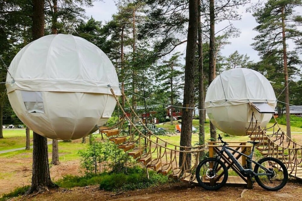 På Canvas på Hove i Arendal kan du 'glampe'. De har tatt 'glamping'-trenden til nye høyder med restaurant og bar på området. Du kan bo i din egen 'cocoon'. (Foto: Canvas Hove) glamping på canvas på hove i Arendal er en glamping
