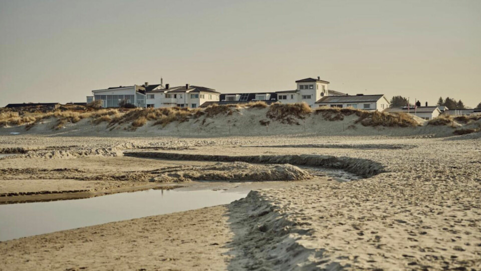 Du kommer knapt nærmere stranda enn på Sola Strand hotell. Badehotellet ligger også kun 15 minutters kjøretur fra Stavanger. (Foto: Booking.no) Badehotell på Solastranda i Stavanger