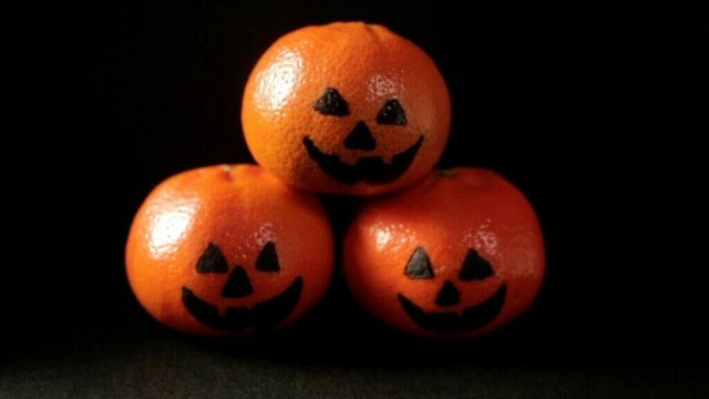 Klementiner dekorert som små halloween-gresskar (Foto: Kreative Ideer/ Aurora Lange)