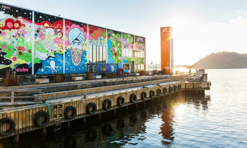 Vippa ligger ytterst på Vippetangen og i denne mathallen finner du spennende mat fra hele verden under samme tak. (Foto: Didrick Stenersen / VisitOslo) Bilde av gatekunst på bryggen på Vippetangen i Oslo i solskinn.