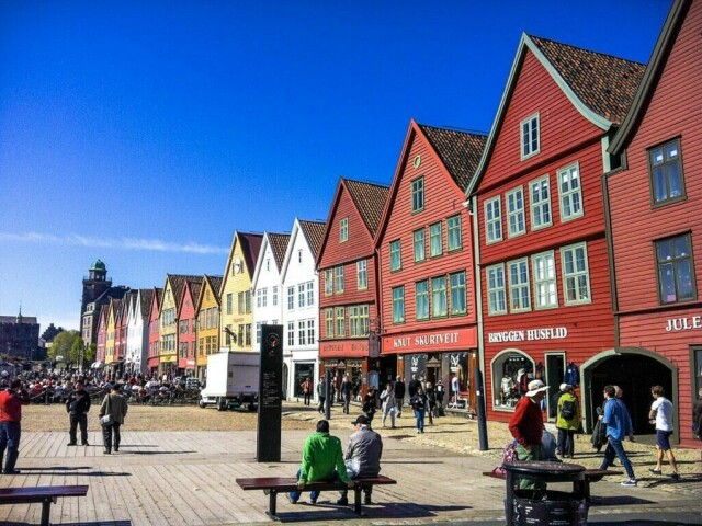 Bryggen består av omkring 13 mål med 61 fredede bygninger og befinner seg på UNESCOs liste over verdens kulturarv. (Foto: Trude Remme / www.fjordnorway.com)