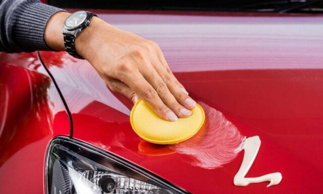 Når man ska polere bilen, kan man enten gjøre det for hånd eller med en poleringsmaskin. Stadig flere skaffer seg en poleringsmaskin fordi det går raskere og resultatet blir ofte bedre. (Foto: Colourbox)
