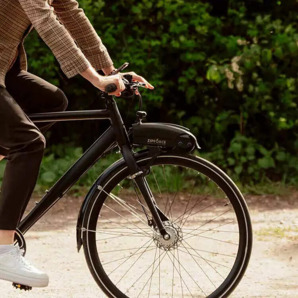 Zipforce el-motor som gjør din vanlige sykkel om til elsykkel er enkel å både ta av og på sykkelen etter endt sykkeltur. Bilde av person på sort sykkel med el-motoren som gjør din vanlige sykkel om til elsykkel på 1-2-3: Zip Force