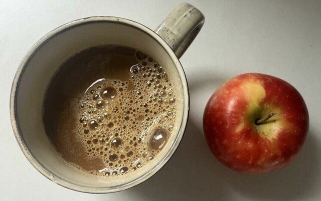 Visste du at i enkelte land er kaffe nummer to på lista over mest populære drikker? (Heldigvis) Bare slått av vann. Det er imidlertid ikke lurt å drikke kaffe sammen med mat, vi forklarer hva forskningen sier om hva som gjør det lite anbefalt å drikke det «sorte gull» sammen med måltid.