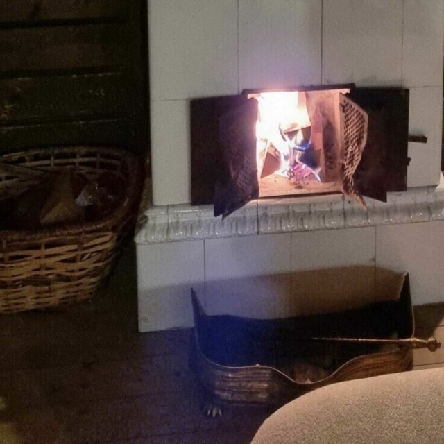 Varme opp huset med hjelp av en varmepumpe eller vedfyring i vinter? Vi har sjekket hva ekspertene har kommet frem til at er den billigste oppvarmingen av de to. (Foto: Jan-Loek Siskens (ABC Startsiden))