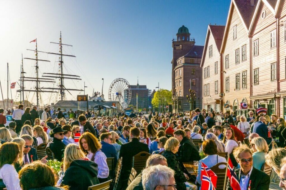 17. mai feiring på Bryggen i Bergen. Til tross for litt ekstra folk på grunn av nasjonaldagen er det ikke sjelden det yrer av folkeliv også en vanlig hverdag på den populære bryggen. (Foto: Visit Bergen / Robin Strand - visitBergen.com) Folkeliv, og masser av folk på bryggen i Bergen 17. mai.