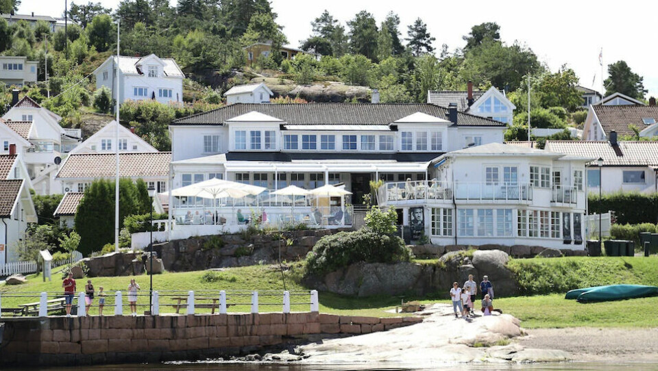 Badehotellet i Holmsbu er et velkjent badehotell som har eksistert i en årrekke. (Foto: Hotels.com) Badehotell i Holmsbu i fint vær