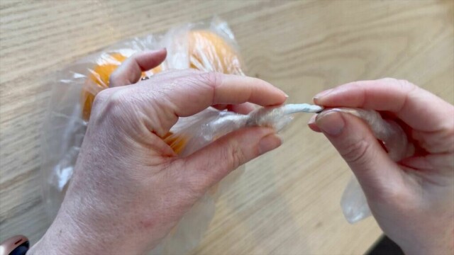 Slik løsner du enkelt en knute på en plastpose ved å tvinne håndtaket stramt. (Foto: Miriam Schjetlein)
