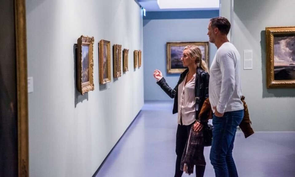 KODE er et av de største museene for kunst, design og musikk i Norden, og består av fire kunstmuseer og tre komponisthjem. (Foto: Martin Håndlykken / Visit Norway) Kjærestepar som studerer kunst på museum KODE i Bergen.