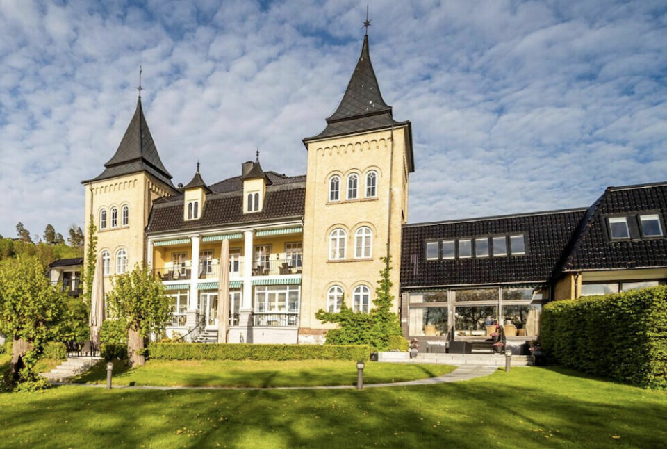 Herskapelige Hotel Refsnes Gods ligger kort gange fra stranden og havet. (Foto: Booking.no) Badehotellet Hotel Refsnes Gods