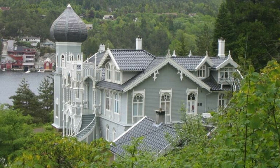 Ole Bull Museum Lysøen er en villa og et museum på øya Lysøen i Lysefjorden i Bjørnafjorden kommune i Vestland. (Foto: Sean Hayford O'Leary / Wikimedia) Bilde av Ole Bull museum Bergen en grå dag.