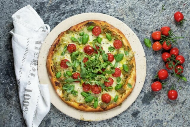 Ekte italiensk pizza trenger ikke være vanskelig å lage. (Foto: Marte Garmann/ Frukt.no)