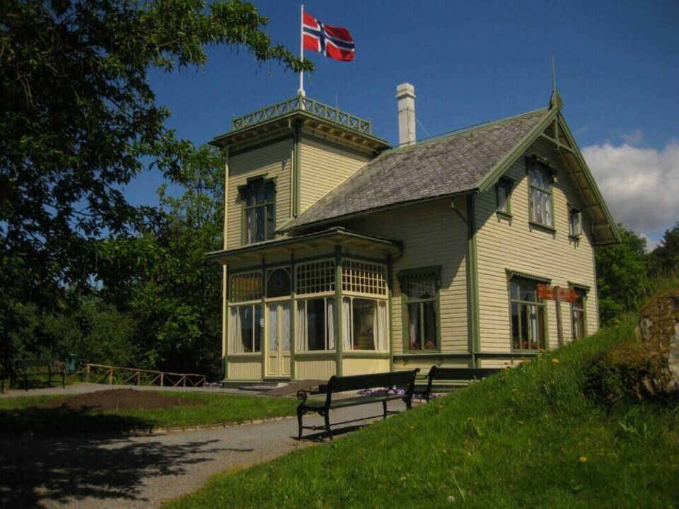 Troldhaugen var hjemmet til Edvard Grieg fra april 1885 til han døde i 1907. (Foto: Visit Bergen / Edvard Grieg museum – visitBergen.com) Bilde av Troldhaugen, hjemmet til Edvard Grieg fra april 1885 til han døde i 1907. Bilde av huset en solskinnsdag i Bergen.
