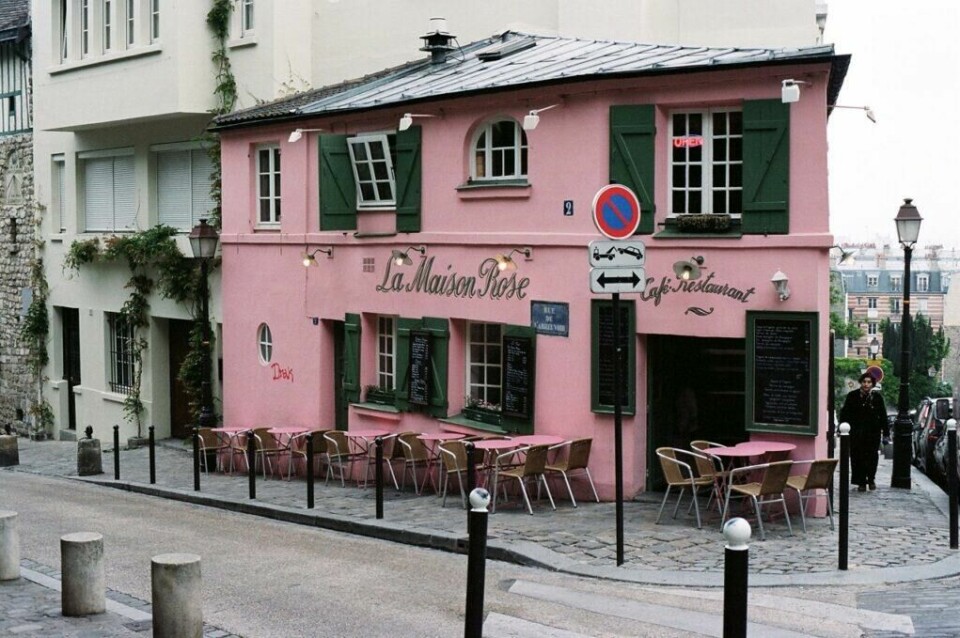 Ikonisk restaurant i Paris som kjennetegnes av den rosa fargen på fasaden. Picasso og Van Gogh har begge besøkt La Maison Rose. (Foto: MCA/Mike Allyn via Wikimedia Commons) Bilde av det rosa murhuset hvor du finner La Maison Rose i Paris, en restaurant som både picasso og Van Gogh har besøkt. Eiffeltårnet, Triumfbuen, Louvre, Champs-Élysées og Notre Dame er alle severdigheter de fleste av oss allerede assosierer med Paris. Byen som også kalles «kjærlighetens by» kan by på mye mer en de klassiske turistfellene (som absolutt burde oppleves!), og vi har derfor samlet ti skjulte skatter du finner i Paris.