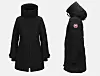 Bildet viser en lang, sort dunparkas fra Canada Goose, designet for damer. Jakken har en elegant og minimalistisk stil, med et rett snitt som gir god dekning og varme. På venstre arm er den ikoniske Canada Goose-logoen synlig, noe som gir en umiddelbar gjenkjennelse av merkevaren. Jakken har en høy krage og hette som gir ekstra beskyttelse mot kaldt vær. Fronten er utstyrt med en glidelås og trykknapper for å sikre god isolasjon. Dette er en jakke som kombinerer funksjonalitet og tidløs stil, perfekt for kalde vinterdager. Parkas, med dun eller ikke, er vinterjakken som aldri skuffer! Mest populære i 2025 er fra merker som Fjällräven, Helly Hansen og Didrikson.