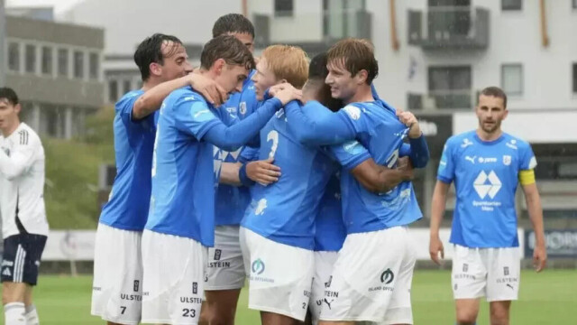 MÅL: Hødd-spillerne ferier scoring.