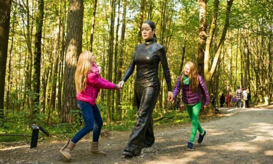 Da Ekebergparken åpnet i september 2013, var visjonen å «skape en unik og mangfoldig kulturminnepark til glede og berikelse for byens befolkning, og en attraksjon for tilreisende». (Foto: CH / VisitNorway) Bilde av barn som leker med statue i Ekebergparken i Oslo.