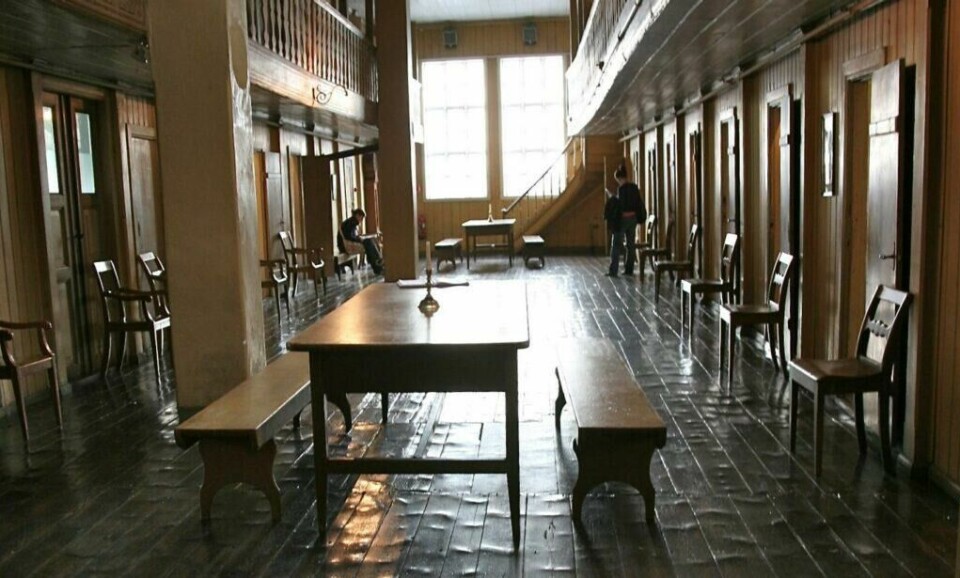 Lepramuseet St. Jørgens Hospital er et bevart sykehusmiljø fra 1700-tallet og blant de få bevarte leprasykehus i Nord-Europa. (Foto: Nina Aldin Thune / Wikimedia) Bilde av gang i Lepramuseet St. Jørgens hospital i Bergen.