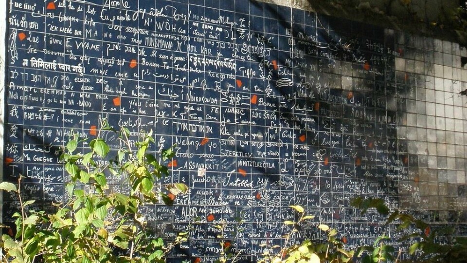 Er man først i «kjærlighetens by» kan vi anbefale å besøke Le Mur des Je t'aime i Paris (Foto: Nico Paix via Wikimedia Commons) Bilde av Le Mur des Je t'aime i Paris som betyr kjærlighetsveggen. Dette er en sort vegg hvor «jeg elsker deg» er skrevet over 300 ganger på 250 forskjellige språk. Eiffeltårnet, Triumfbuen, Louvre, Champs-Élysées og Notre Dame er alle severdigheter de fleste av oss allerede assosierer med Paris. Byen som også kalles «kjærlighetens by» kan by på mye mer en de klassiske turistfellene (som absolutt burde oppleves!), og vi har derfor samlet ti skjulte skatter du finner i Paris.