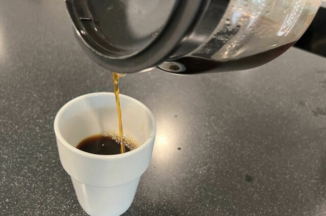 Visste du at det å drikke kaffe har mange helsefordeler? Vi har sett på flere studier for å finne ut hvorfor det er sunt å drikke kaffe, så lenge man ikke drikker for mye. (Foto: ABC Guider)