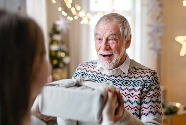 Enten det er pappa, kjæresten, forelder, en bror eller besteforelder du skal gi gaven til er det en ting felles for de alle, det er ikke alltid enkelt å finne gave til han! Vi har derfor samlet 10 julegavetips til han - enten du vil spare penger på billig eller overraske med en praktisk julegave. (Foto: Colourbox)