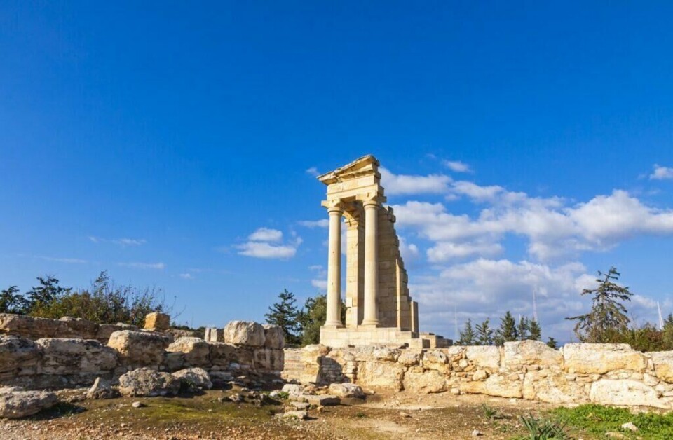 Det er ikke bare vakre strender og krystallklart hav Kypros kan tilby. Er du glad i historie kan middelhavsøya tilby gamle ruiner. Her finner du blant annet Pafos arkeologiske park som står på UNESCOs verdensarvliste. (Foto: Colourbox) Gamle greske ruiner på Kypros. Her finner du restplasser til Kypros slik at du kan nyte en billig sydenferie på den vakre middelhavsøya.