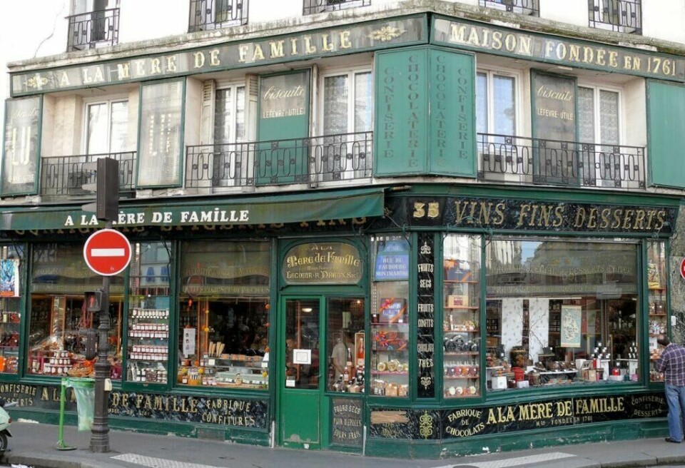 Hvis du er glad i konfekt og andre søtsaker kan du besøke La Mère de la Famille, som er den eldste konfektbutikken i Paris. (Foto: MOSSOT via Wikimedia Commons) Bilde av en grønn bygning plassert på et gatehjørne i Paris. Bygningen er hjemmet til La Mère de la Famille som er en av de eldste konfektbutikkene i kjærlighetens by. Eiffeltårnet, Triumfbuen, Louvre, Champs-Élysées og Notre Dame er alle severdigheter de fleste av oss allerede assosierer med Paris. Byen som også kalles «kjærlighetens by» kan by på mye mer en de klassiske turistfellene (som absolutt burde oppleves!), og vi har derfor samlet ti skjulte skatter du finner i Paris.