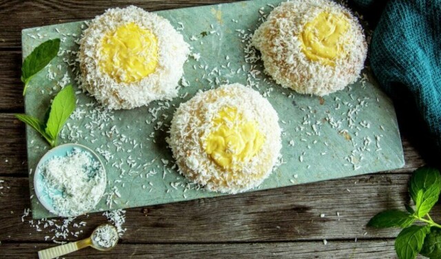 Skolebrød er en populær gjærbakst som de alle fleste har et godt forhold til. Vi gir deg oppskrift på luftige skolebrød med vaniljekrem og melisglasur. Bon appétit! (Foto: Matprat)