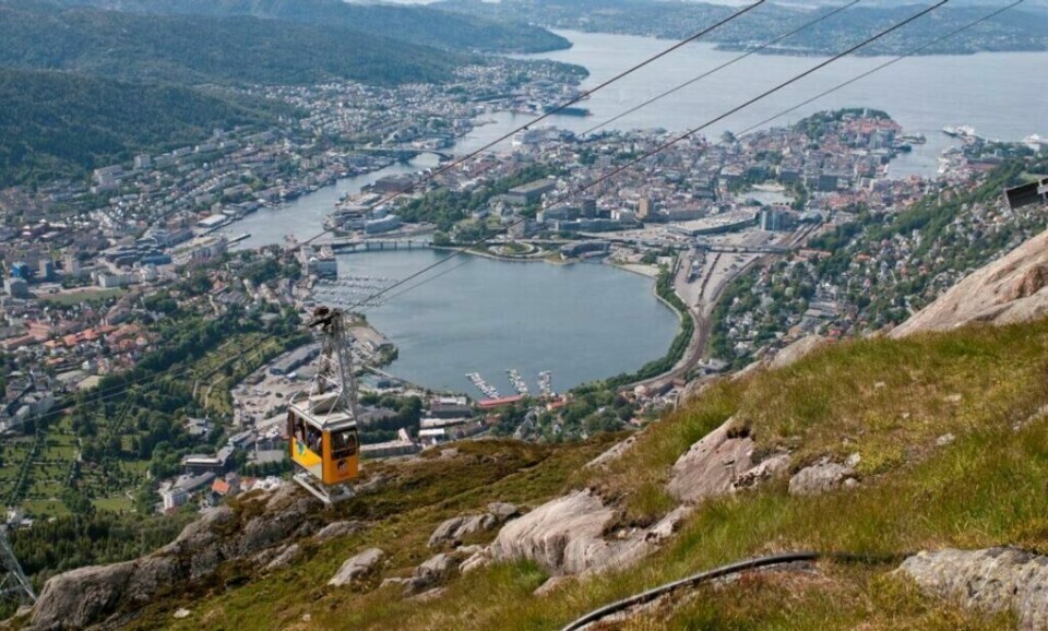 Det er ikke bare med Fløibanen du kan nå fjelltopper i Bergen. Gondolbanen Ulriksbanen gjør det enkelt å komme seg til toppen av Ulriken (643 moh.), det høyeste av fjellene rundt Bergen. (Foto: CH / Visit Norway) Bilde av Ulriksbanen opp til Ulriken en solskinnsdag i Bergen.