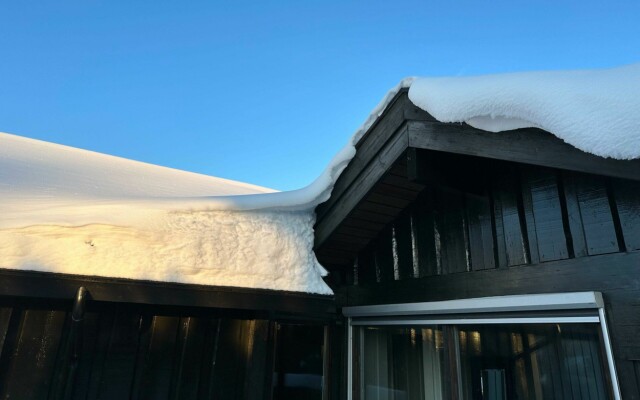 Visste du at om du måker du snø og is av taket feil kan du gjøre vondt verre, og egentlig burde droppet det? Vi forteller hva du ikke må gjøre når du måker snø av taket, hvilke redskaper ekspertene anbefaler til jobben samt hvordan det gjøres! (Foto: Monika Myhre / ABC Guider)