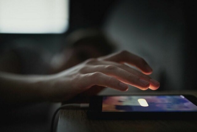 Frister det mest å trykke på «snooze»-knappen i det alarmen ringer om morgenen? Det anbefaler ikke hverken eksperter eller forskning, vi forteller hvorfor de ekstra minuttene med søvn etter at alarmen har gått av faktisk kan gjøre deg enda trøttere. (Foto: Colourbox)