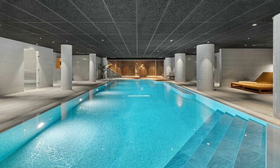 Artesia er en oase og et fristed for mennesker som ønsker å ta vare på seg selv, sin kropp og sin sjel i behagelige omgivelser. (Foto: Grand Hotel) Bilde av stort basseng på Grand Hotel.