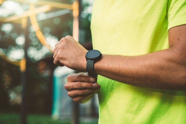 Sportsklokkene fra Garmin troner stadig øverst på «best i test» lister, og skal vi plukke ut en favoritt blant ekspertene er det nok pulsklokkene i Garmin Fenix 7-serien. Vi forklare forskjellene på Fenix 7-klokkene slik at du kan finne modellen som passer best til ditt bruk. (Foto: Colourbox)