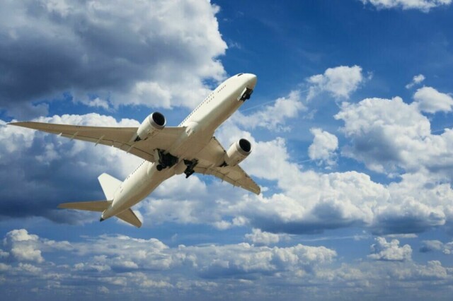 Er det billigere å bestille flybilletter nærmest mulig avreise? Vi gir deg svaret på om det stemmer eller ikke? (Foto: Colourbox)