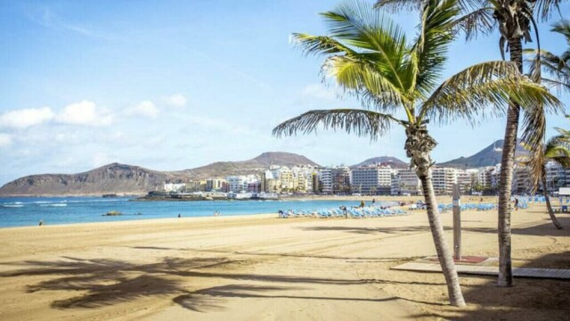 Bystranda Playa de las Canteras utenfor Las Palmas er blant Gran Canarias flotteste. (Foto: Apollo)