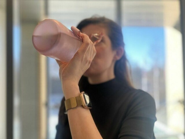 Å drikke vann er noe de fleste lærer veldig tidlig er både viktig og sunt, men at det også kan ha innvirkning på vekten det er ikke like viden kjent. Vi forteller hva forskning og ekspertene sier. (Foto: Marie Henriksen / ABC Startsiden)