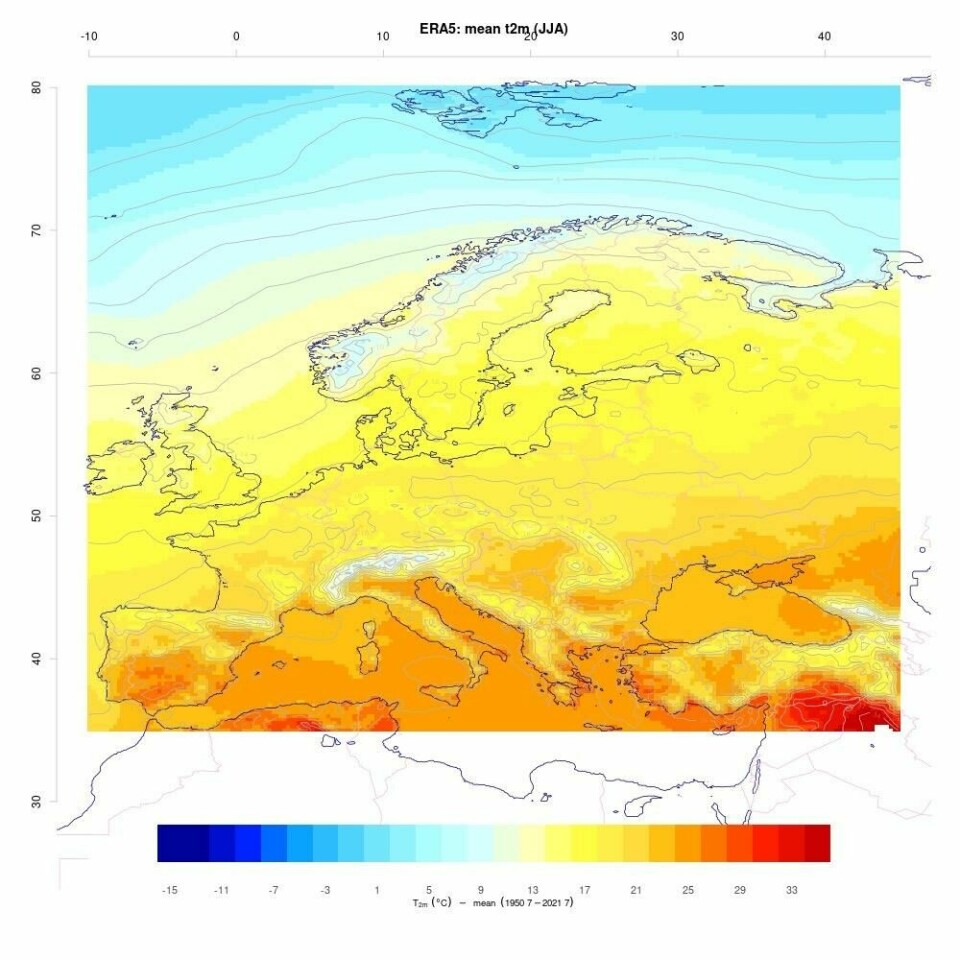 Temperaturene ekspertenes målinger tilsier Europa vil oppleve i juni, juli og august. (Foto: Meteorologisk institutt) Dette bildet viser et kart over Europa med temperaturdata for sommermånedene juni, juli og august. Kartet viser gjennomsnittlig temperatur målt i grader Celsius, med en fargeskala som spenner fra blått til rødt, hvor blått representerer lavere temperaturer og rødt representerer høyere temperaturer. Fargene varierer fra blått i de nordligste områdene, som Skandinavia og Arktis, til rødt i de sørligste områdene, som Middelhavsregionen og Nord-Afrika. Dette indikerer betydelige temperaturforskjeller over kontinentet, med høyere temperaturer i sør og lavere temperaturer i nord. Hetebølger herjer i Europa, spesielt langs Middelhavet. Land som Hellas, Kypros og Tyrkia opplever ekstremvarme med temperaturer opp mot 40 grader. Vi gir deg alternative destinasjoner hvor du er mindre utsatt for ekstreme temperaturer. Reis til Sopot i Polen, Nord-Makedonia, Algarvekysten, Kanariøyene eller på norgesferie i år.