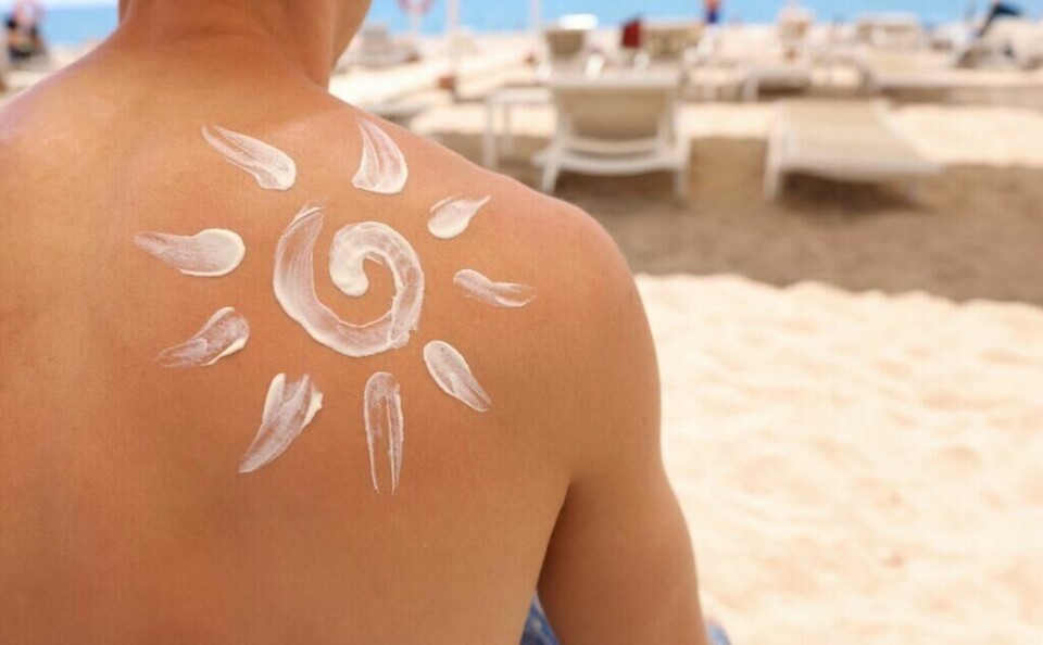Alltid bruk solkrem når du skal være ute i solen, og husk at styrken på UV-indeksen har ingenting å si på hvor brun du blir når du soler deg. (Foto: Colourbox) Bilde av en person som sitter med ryggen til på en strand. På ryggen er det laget en sol av solkrem for å indikere at personen smører seg med solkrem før hen skal sole seg. Vi svarer på spørsmål som: Hva er UV-indeks? Hvordan sjekke UV-indeks? Når er UV-indeksen høyest? Hva er høy UV-indeks? og hvilken UV-indeks blir man brun av?