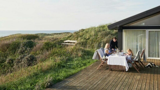 Feriehuset er danskenes versjon av vår hytte, og nesten like typisk dansk som røde pølser og høye smørbrød (Foto: Robin Skjoldborg / VisitDenmark)