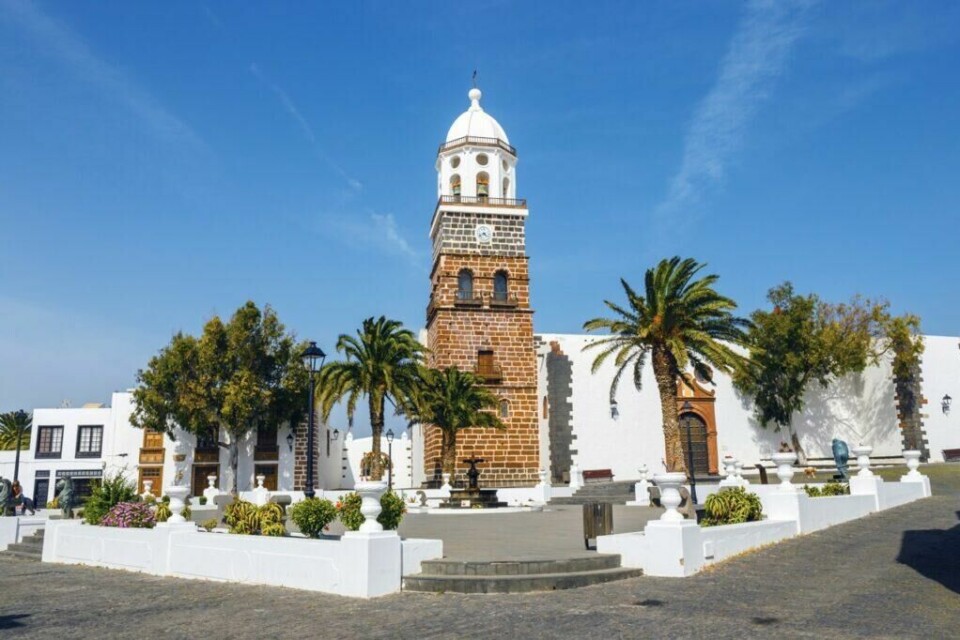 Bilde av bysentrum av byen Teguise - den tidligere hovedstaden på Lanzarote (Foto: Apollo) Bilde av bysentrum med hvite hus og kirketårn i byen Teguise - tidligere hovedstad på Lanzarote