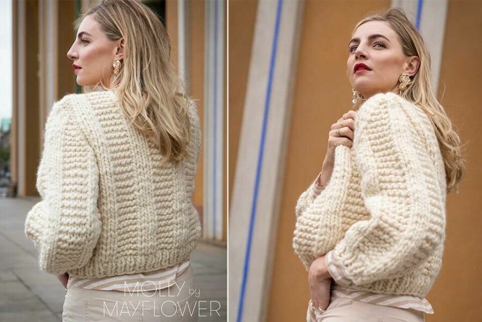 Strikker du cardiganen i en nøytral farge får du en jakke som kan brukes til nesten alle antrekk. (Foto: Mayflower/Rito Hobby) Strikkeoppskrifter på cardigan: To bilder som viser en kort cardigan strikket på tykke pinner med mønster i rillestrikk og glattstrikk.