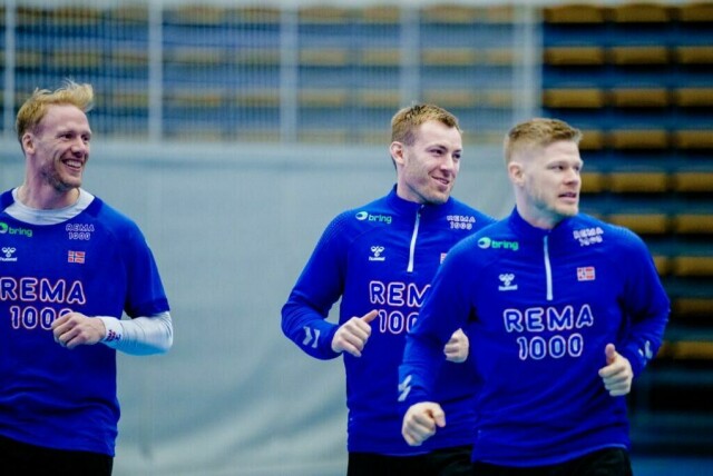 Bekkestua 20250114. Magnus Gullerud, Vetle Eck Aga og Sebastian Barthold på treningen til håndballgutta i Nadderud arena dagen før VM-kampen mot Brasil.Foto: Stian Lysberg Solum / NTB